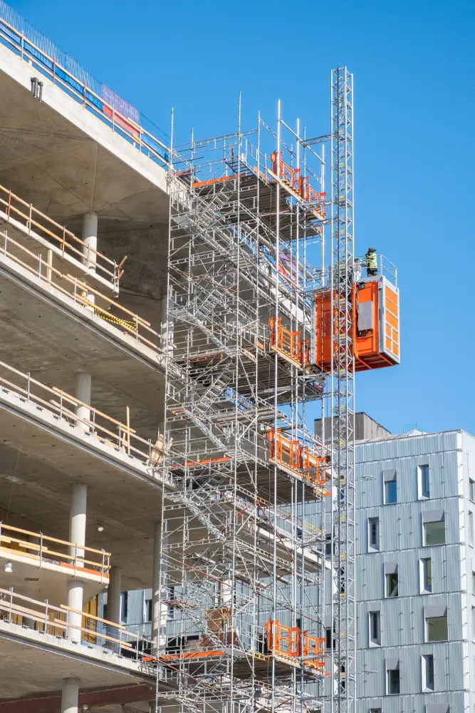Fasadna skela postavljena na objektu